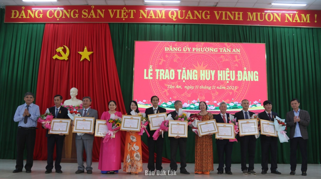 Thường trực Đảng ủy phường Tân An trao Huy hiệu 30 năm tuổi Đảng cho đảng viên.