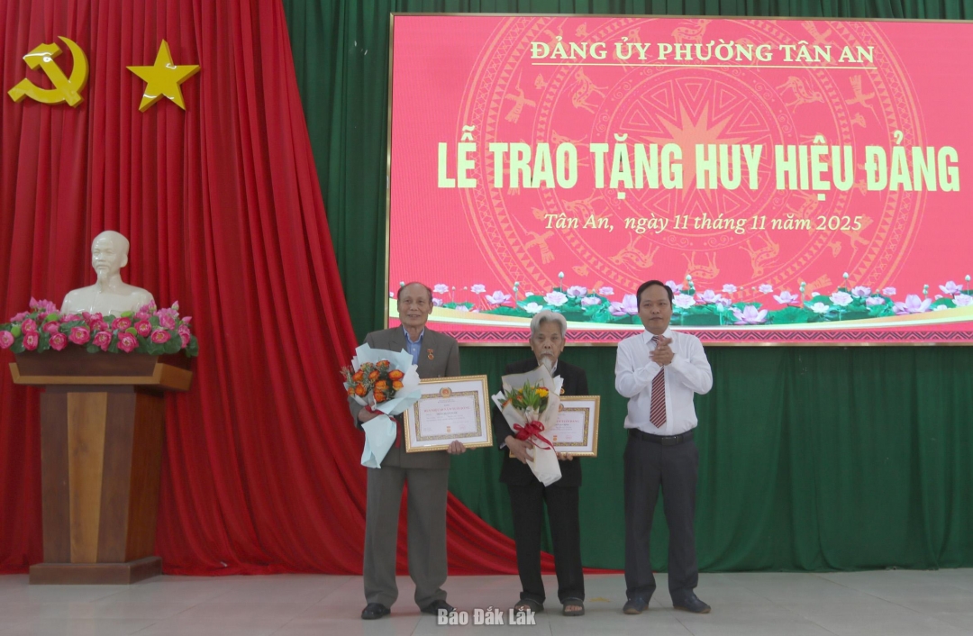 Phó Bí thư Thường trực Đảng ủy phường Tân An Nguyễn Tấn Bích trao Huy hiệu 60 năm tuổi Đảng cho đảng viên.