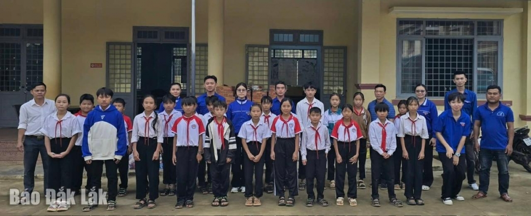 Đoàn Thanh niên phường Tân Lập cùng các em học sinh trường THCS cƯ pUI