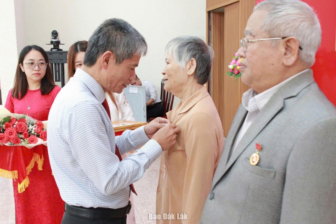 Phó Bí thư Thường trực Đảng ủy phường Tân Lập Đinh Xuân Thành trao Huy hiệu 55 năm tuổi Đảng cho các đảng viên.