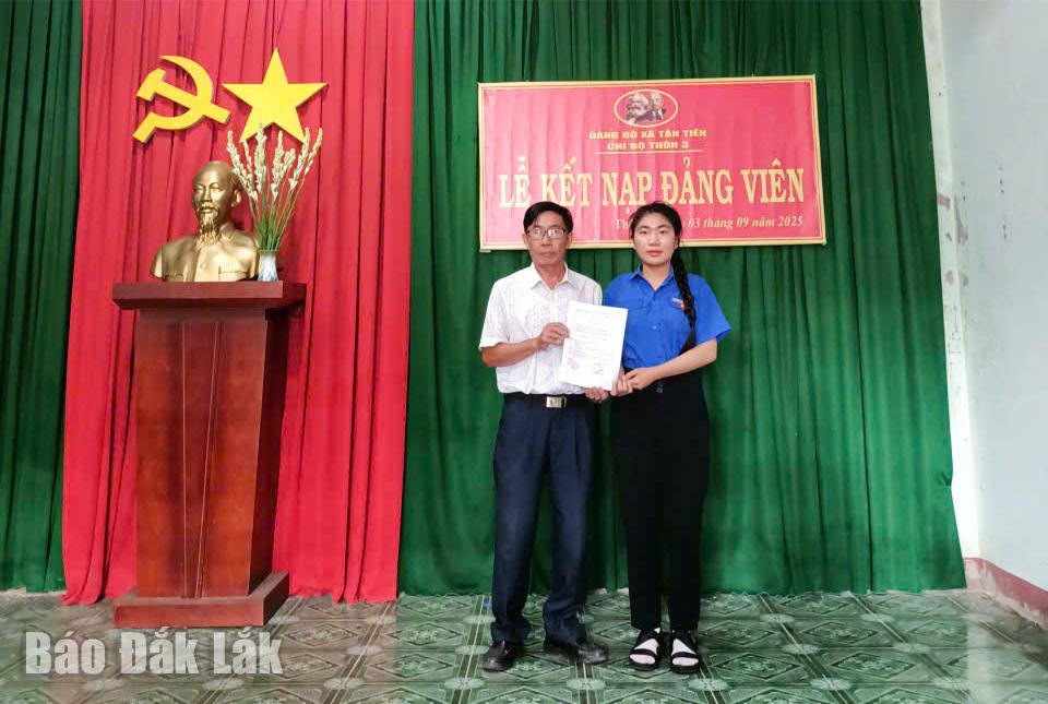 Lễ kết nạp đảng viên mới tại Chi bộ thôn 3, Đảng bộ xã Tân Tiến.