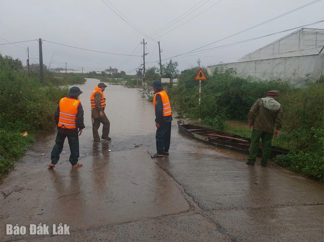 Lực lượng chức năng kiểm tra, ứng trực tại khu vực ngập sâu trên đường liên buôn Đắk Rơleang 2 đi buôn Kon Hring.