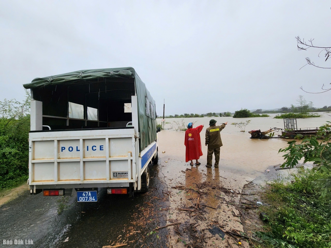 Ngập lụt chia cắt tuyến đường liên buôn Đắk Rơleang 2 đi thôn 8 thôn 11.