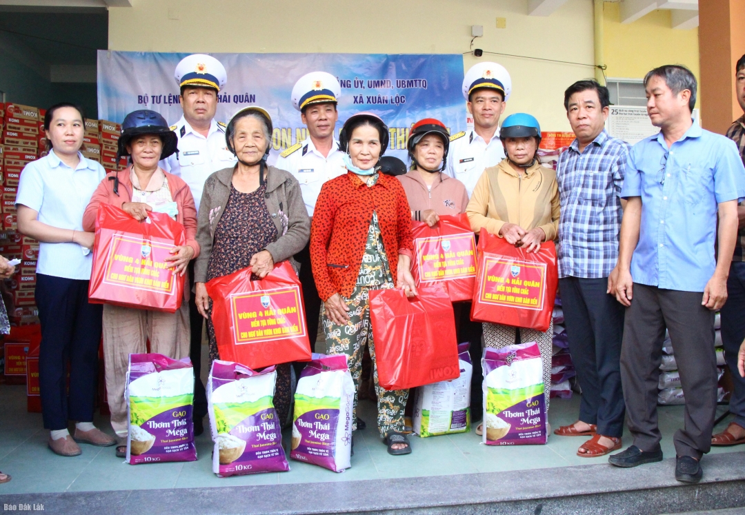 Đại diện đoàn công tác của Vùng 4 Hải quân tặng quà cho người dân xã Xuân Lộc.