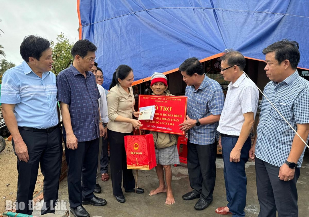 Lãnh đạo tỉnh tặng quà, động viên cụ Nguyễn Văn Tài, xã Xuân Lộc có nhà bị sập do bão.