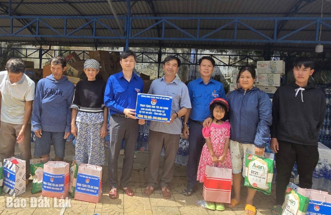 Đoàn tặng gói quà an sinh cho người dân vùng lũ xã Tuy An Bắc.