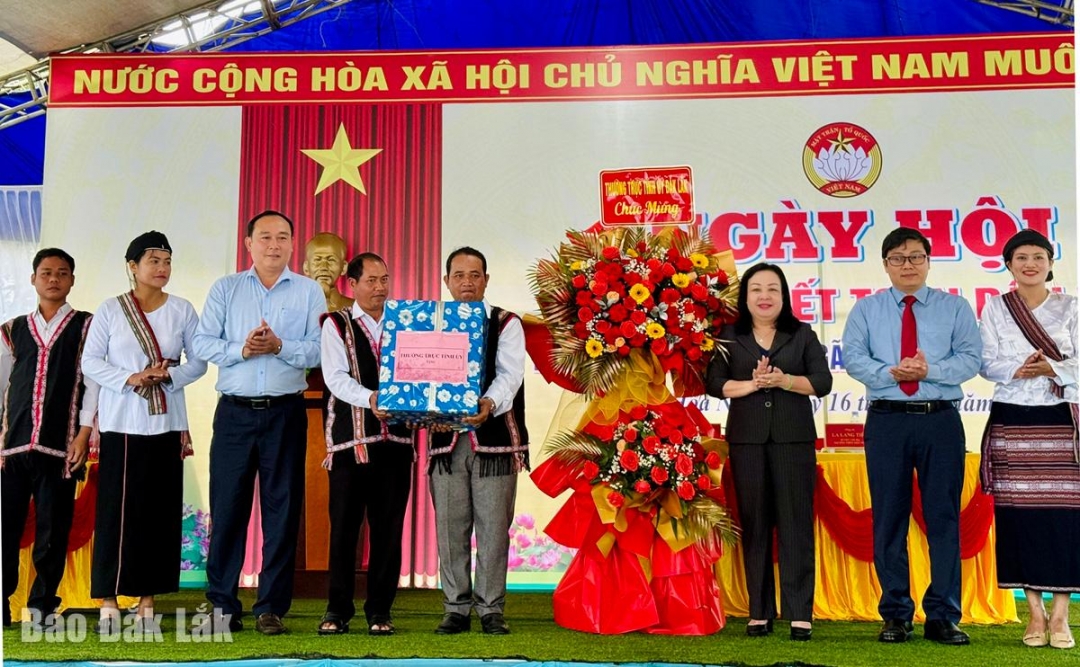 Thường trực Tỉnh ủy gửi lẵng hoa và quà chúc mừng ngày hội.