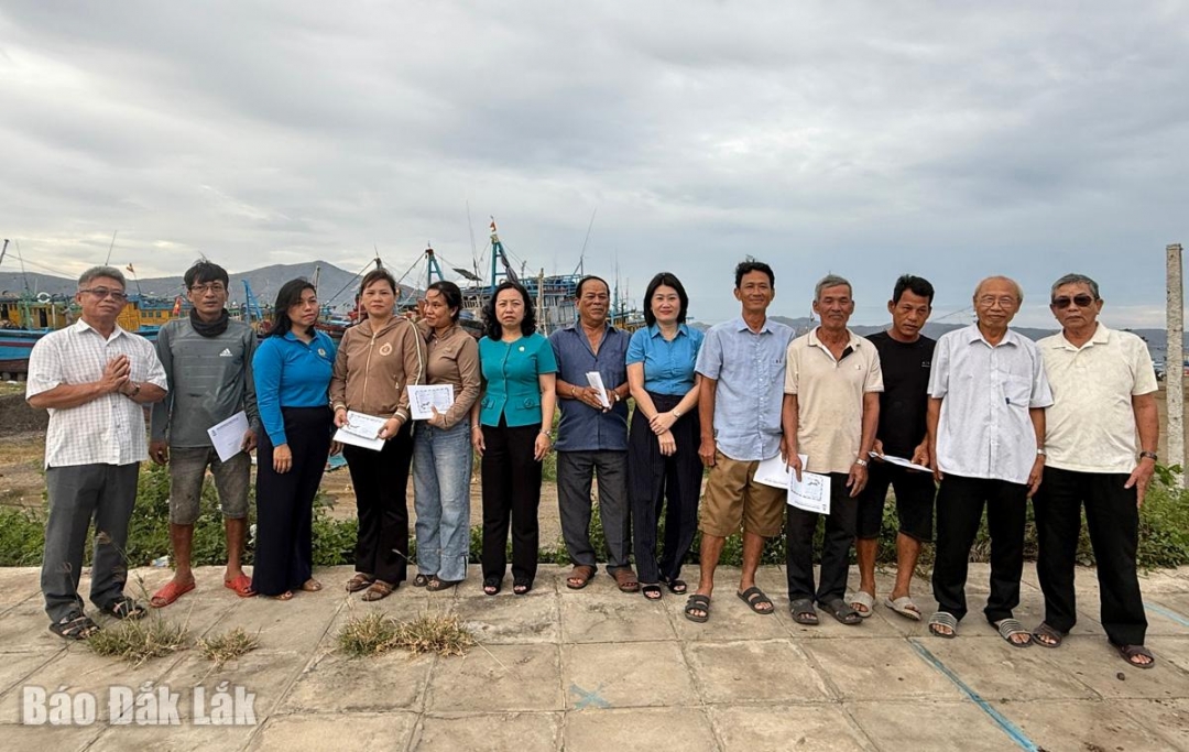Lãnh đạo Tổng LĐLĐ Việt Nam và LĐLĐ tỉnh tặng quà hỗ trợ cho đoàn viên nghiệp đoàn.