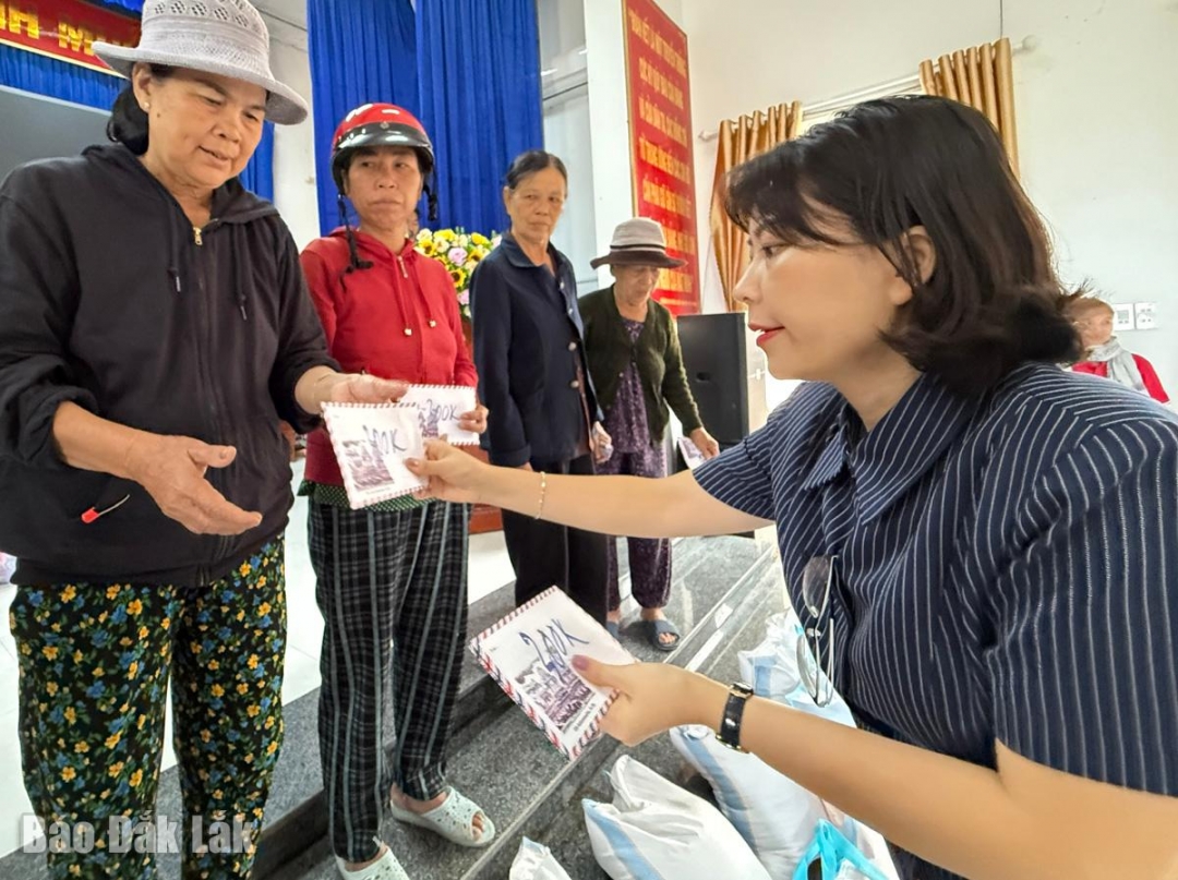 Phó Trưởng đoàn chuyên trách Đoàn ĐBQH Lê Đào An Xuân tặng quà cho người dân xã Phú Hòa 2.