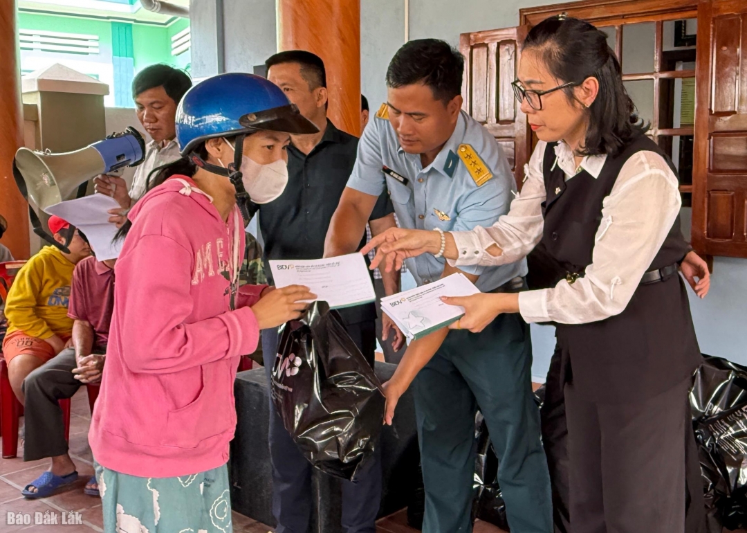 Đại diện lãnh đạo Ngân hàng BIDV chi nhánh Phú Yên và Trung đoàn 940 trao quà cho người dân.