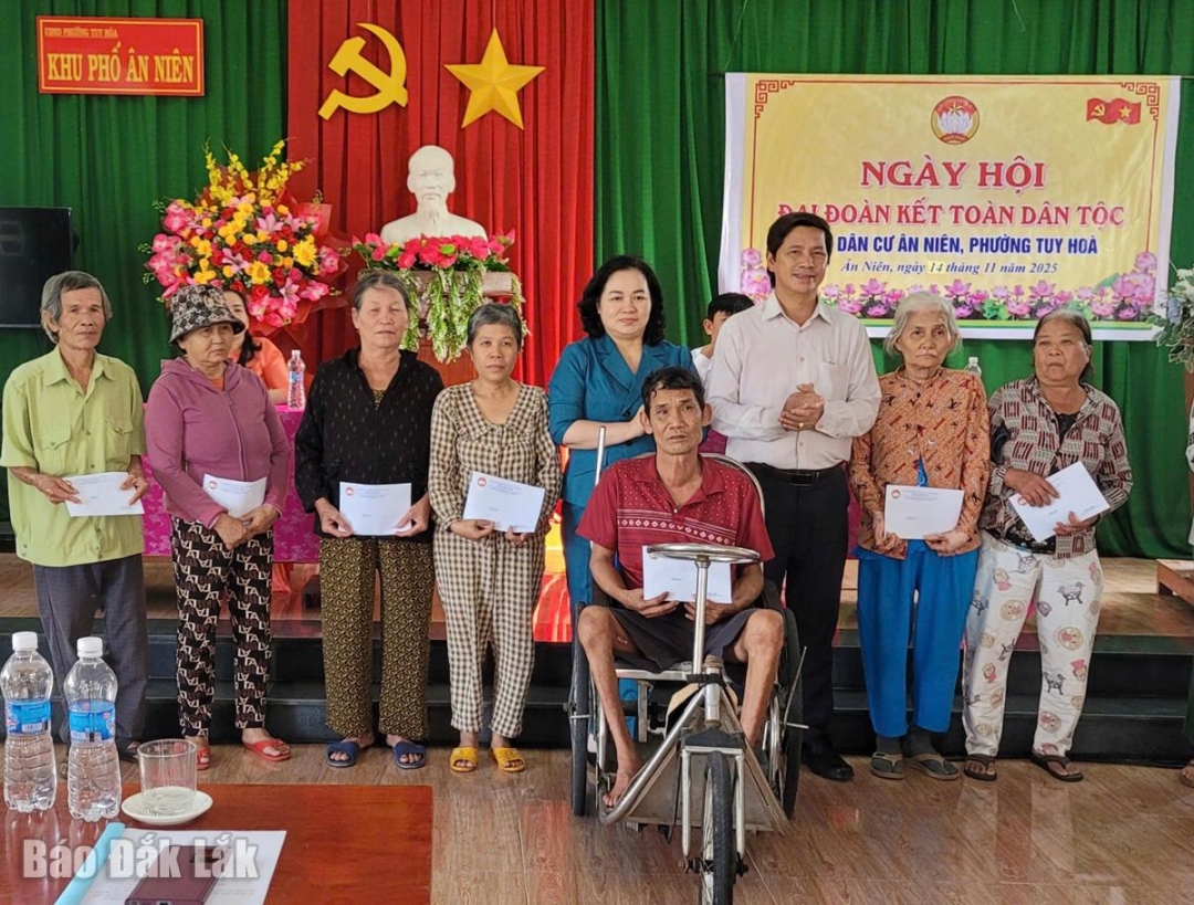 Các đồng chí Đào Bảo Minh, Ủy viên Ban Thường vụ Tỉnh ủy, Bí thư Đảng ủy, Chủ tịch HĐND phường Tuy Hòa; Phạm Văn Bảy, Tỉnh ủy viên, Phó Chủ tịch Ủy ban MTTQ Việt Nam tỉnh tặng quà các hộ nghèo, cận nghèo của khu phố.