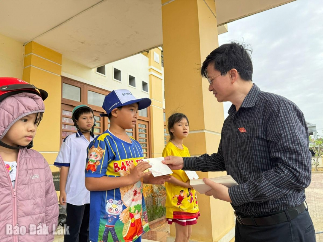 ĐBQH Đỗ Chí Nghĩa tặng quà cho các em học sinh khó khăn của phường Đông Hòa.