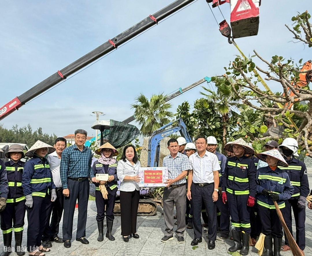 Đồng chí Cao Thị Hòa An trao quà động viên cán bộ, công nhân công ty.