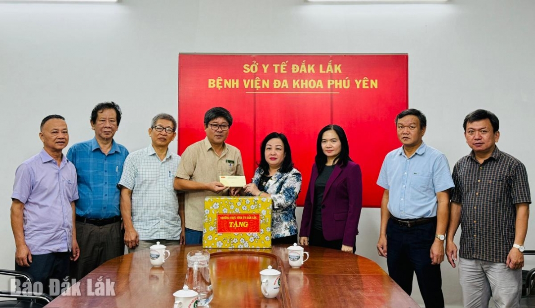 Đồng chí Cao Thị Hòa An, Phó Bí thư Thường trực Tỉnh ủy, Chủ tịch HĐND tỉnh thăm, động viên đội ngũ y, bác sĩ Bệnh viện Đa khoa Phú Yên.