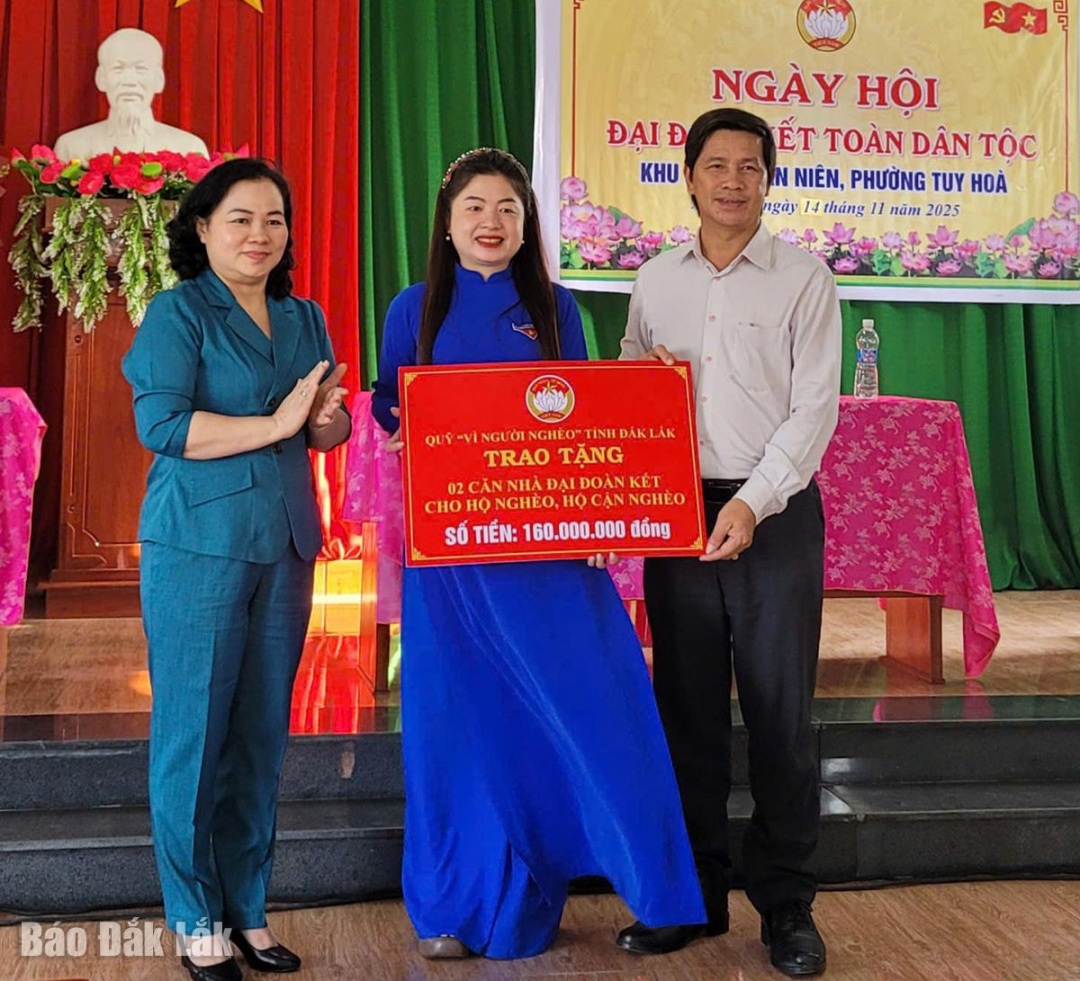 Phó Chủ tịch Ủy ban MTTQ Việt Nam tỉnh trao bảng tượng trưng hỗ trợ xây dựng 2 nhà Đại đoàn kết cho hộ nghèo và cận nghèo trên địa bàn phường..