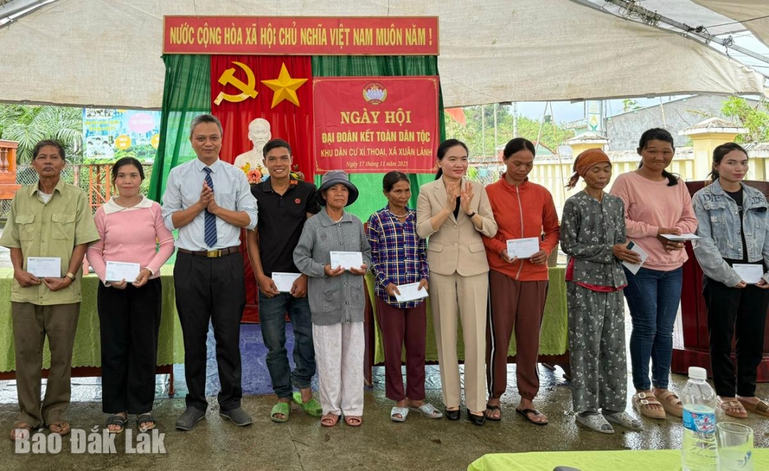 Đồng chí Đinh Thị Thu Thanh, Ủy viên Ban Thường vụ Tỉnh ủy, Trưởng Ban Tuyên giáo và Dân vận Tỉnh ủy và lãnh đạo địa phương tặng quà cho các hộ gia đình nghèo, khó khăn của thôn.
