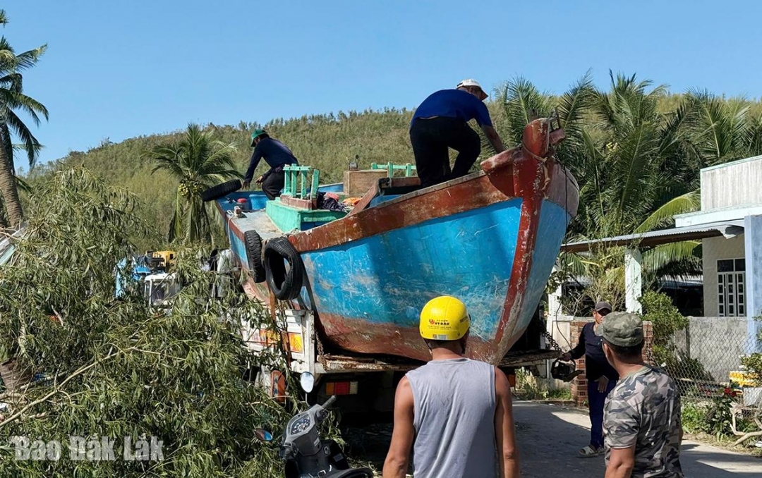 Ngư dân Sông Cầu thuê xe chở tàu thuyền đi sửa.