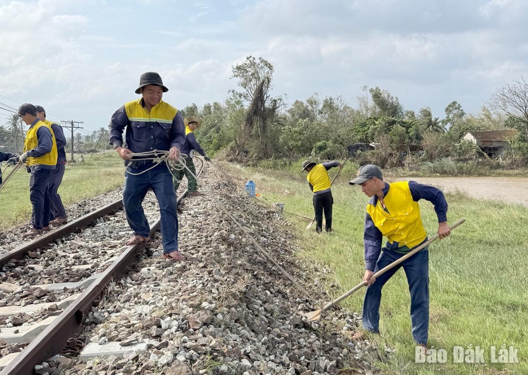 Công nhân tiếp tục được huy động để khắc phục các đoạn còn lại trên tuyến đường sắt.