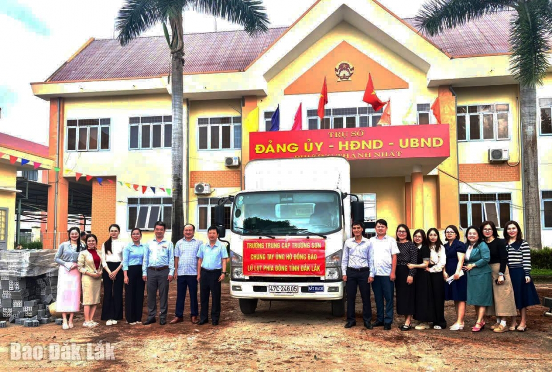 Đại diện UBND phường Thành Nhất tiếp nhận 