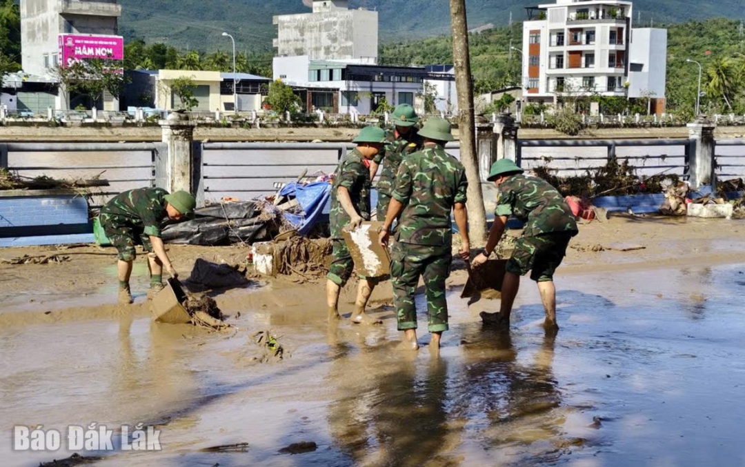 Cán bộ, chiến sĩ Trung đoàn 888 (Bộ Chỉ huy Quân sự tỉnh giúp người dân phường Sông Cầu khắc phục hậu quả bão số 13.