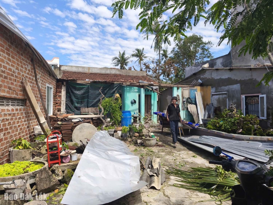 Nhà người dân bị sập do bão số 13.