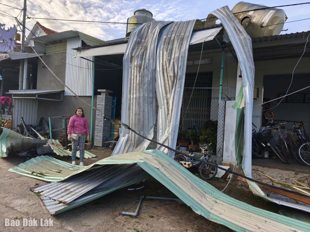 Toàn bộ mái nhà của một hộ dân đã bị bão tốc mái.