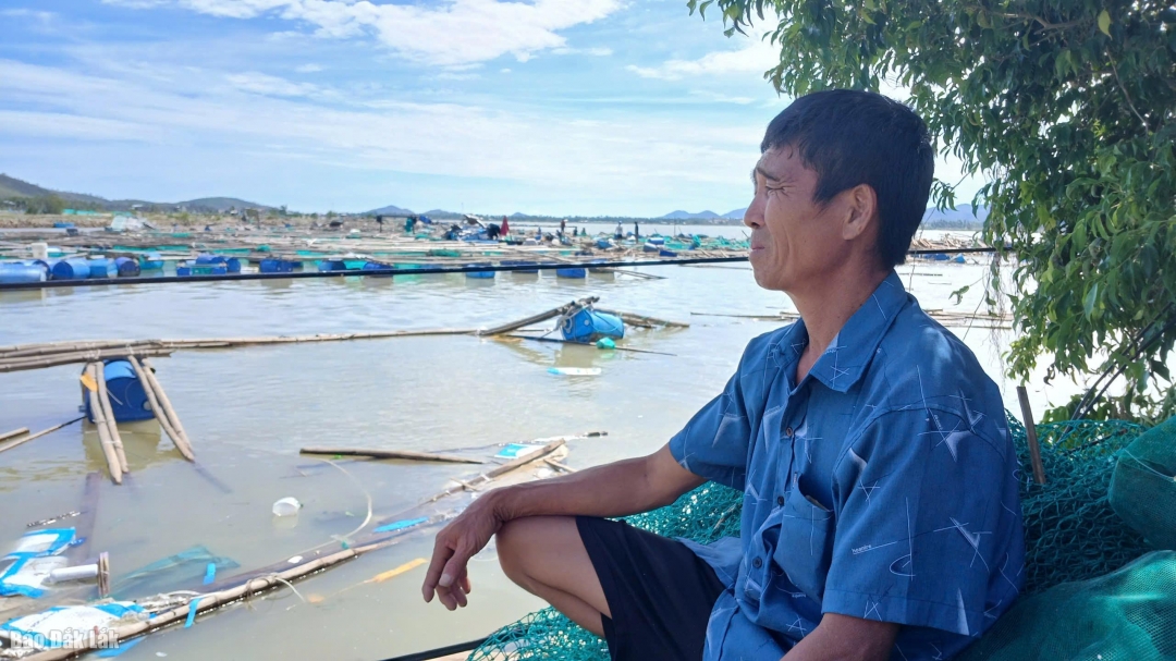 Ông Lê Tấn Thành thẫn thờ ngồi nhìn tài sản của mình trôi theo cơn bão. ảnh: Trung Hiếu