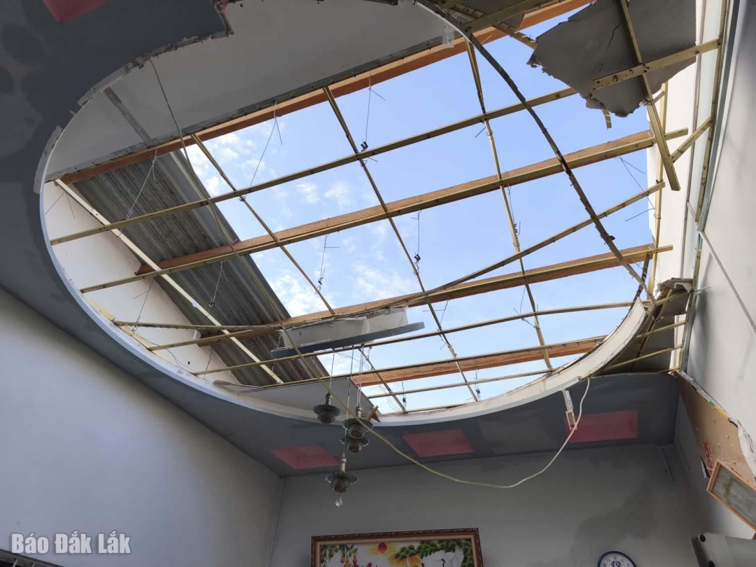 Mái nhà người dân đã bị bay mất.