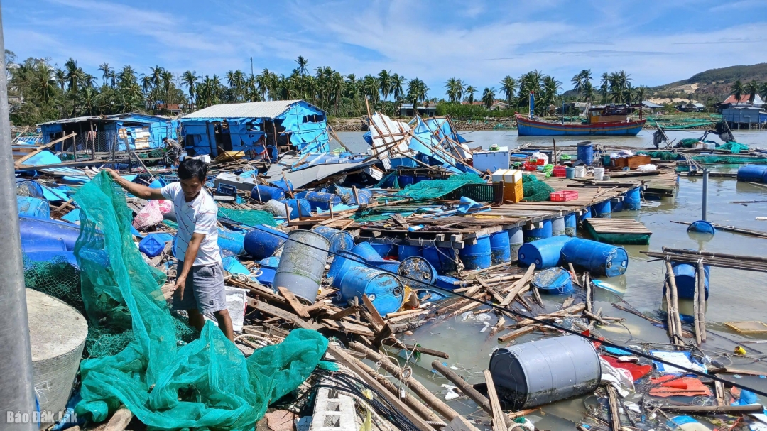Người dân xã Xuân Cảnh thu góp những gì còn soát lại sau cơn bão số 13. Ảnh: Trung Hiếu