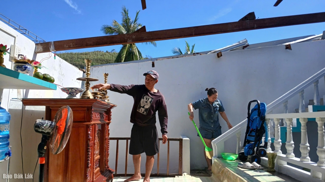 Bão số 13 làm tốc mái nhà của một hộ dân ở xã Xuân Lộc.