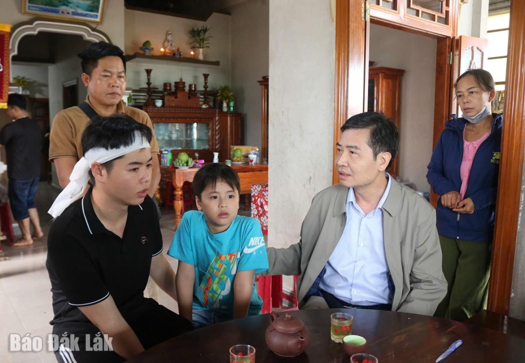 Phó Bí thư Tỉnh ủy, Chủ tịch UBND tỉnh Tạ Anh Tuấn động viên gia đình các nạn nhân.