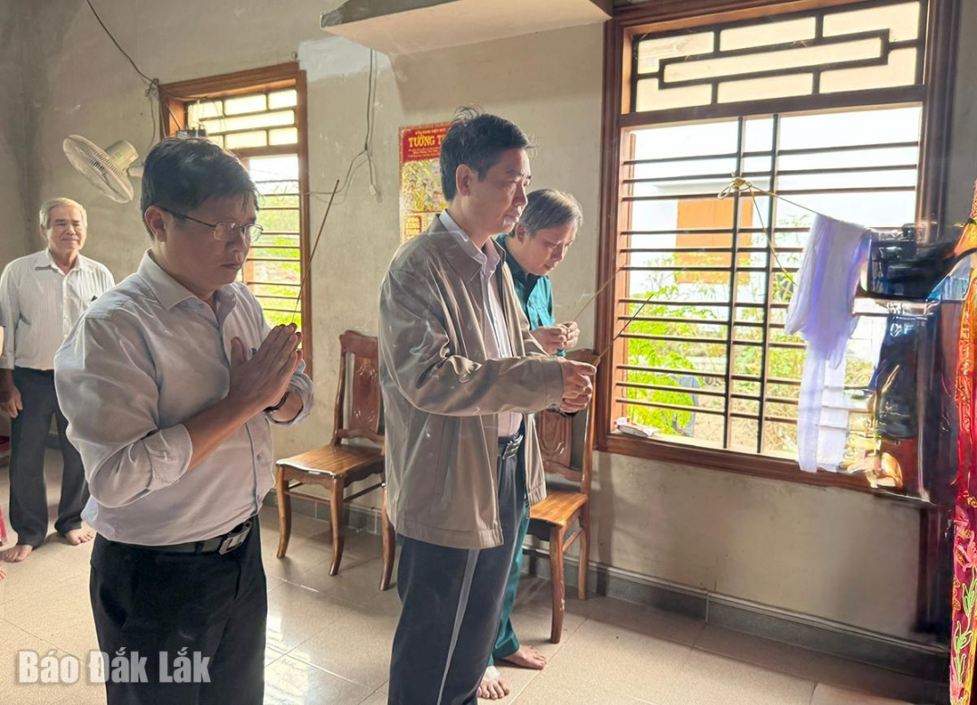 Chủ tịch UBND tỉnh Tạ Anh Tuấn thắp hương, viếng các nạn nhân mất vì lũ lụt.