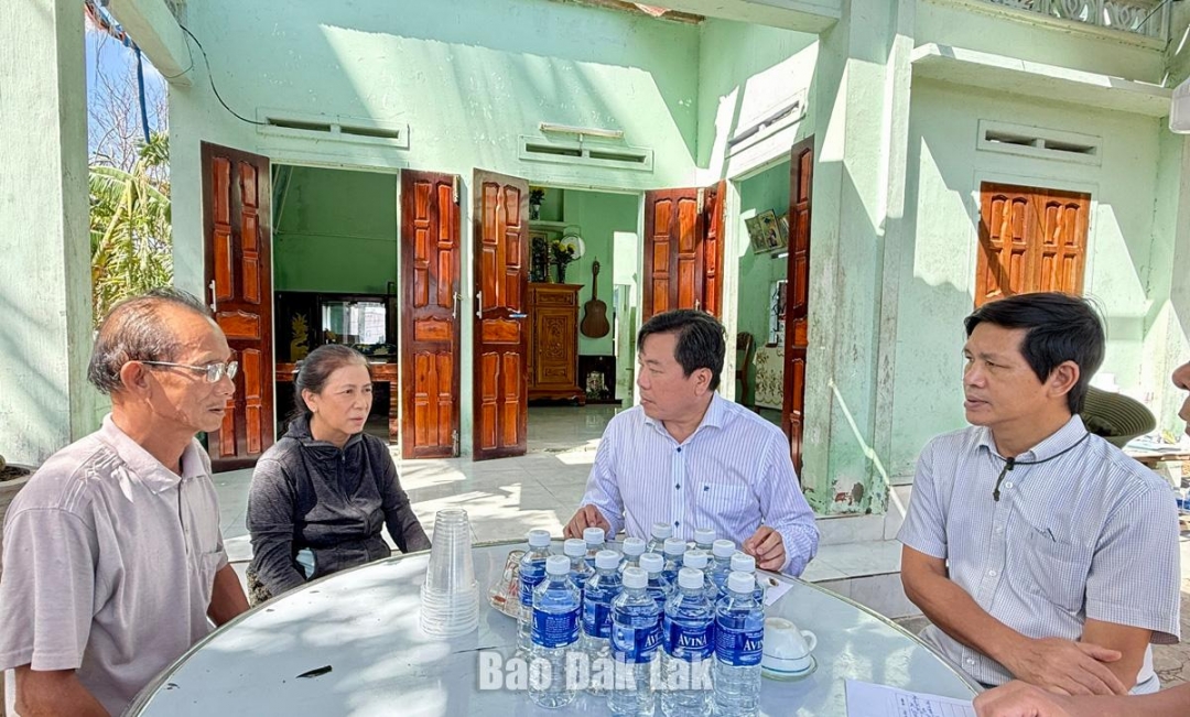 Các đồng chí Phó Chủ tịch Ủy ban MTTQ tỉnh thăm hỏi, động viên người thân của gia đình bà Nguyễn Thị Sảy.