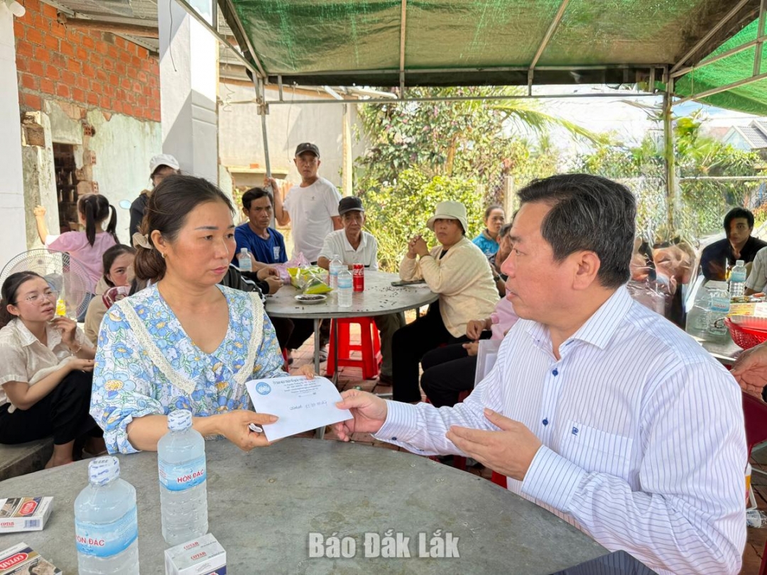 Đồng chí Trần Hữu Thế, Phó Chủ tịch Thường trực Ủy ban MTTQ tỉnh đã chia sẻ động viên người nhà của gia đình ông Phạm Ngọc Thành.