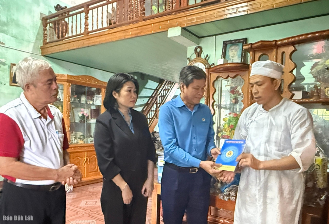 Đoàn công tác thăm gia đình chị Lê Thị Loan.