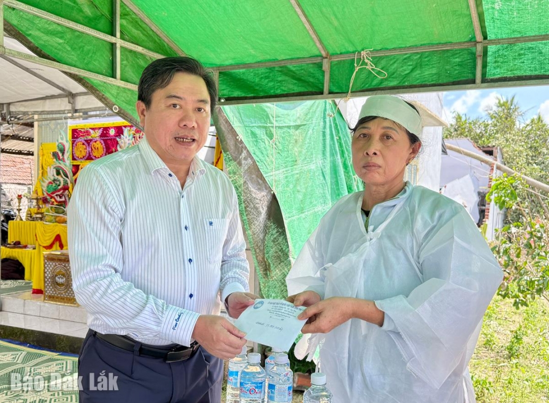 Đồng chí Trần Hữu Thế, Phó Chủ tịch Thường trực Ủy ban MTTQ tỉnh trao tiền hỗ trợ cho gia đình ông Nguyễn Quang Thắng.