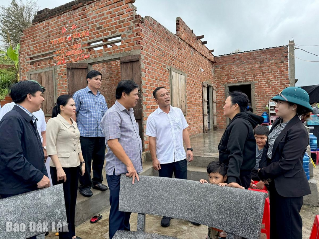 Lãnh đạo tỉnh thăm hỏi một hộ dân bị thiệt hại về nhà do bão ở phường Sông Cầu.