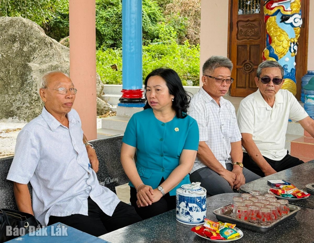 Đồng chí Thái Thu Xương, Phó Chủ tịch Thường trực Tổng LĐLĐ Việt Nam thăm hỏi, động viên các đoàn viên của nghiệp đoàn bị ảnh hưởng nặng.