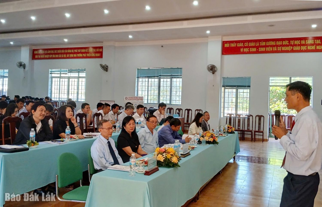 Thạc sĩ Trần Văn Dũng, Trường cao đẳng Đắk Lắk trình bày tham luận Trạm sạc xe điện dùng pin năng lượng mặt trời tại hội thảo. Ảnh: Trung Hiếu