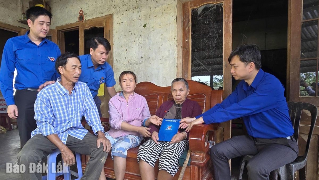 Đoàn đến thăm, tặng quà cho gia đình có người mất ở xã Tuy An Bắc.