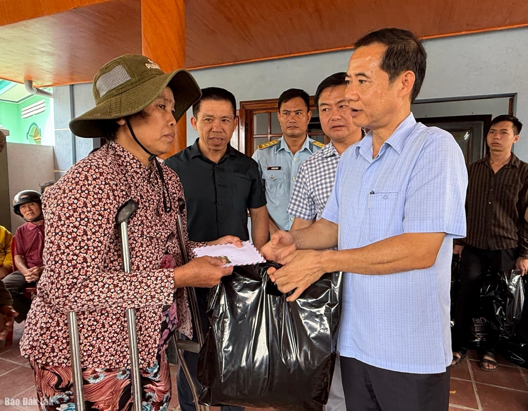 Đồng chí Nguyễn Thái Học, Phó Bí thư Đảng ủy Mặt trận Tổ quốc và các đoàn thể Trung ương tặng quà cho người dân xã Phú Hòa 2.