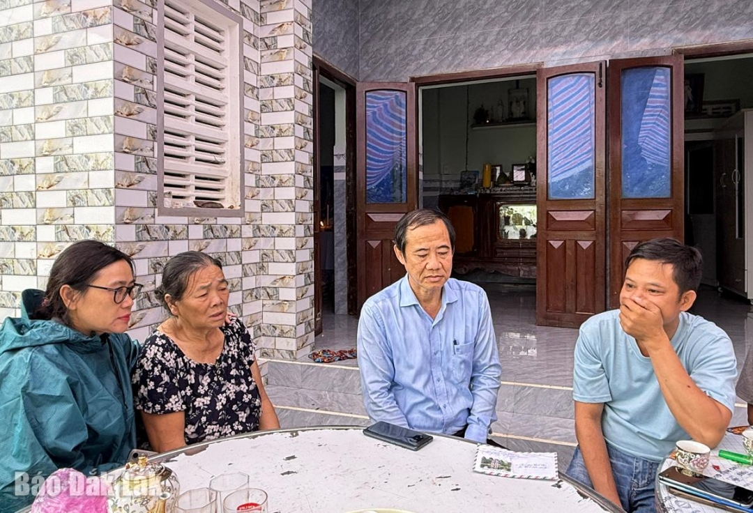 Đồng chí Nguyễn Thái Học xúc động trước tình cảnh gia đình nhà bà Quang khi đến thăm gia đình.