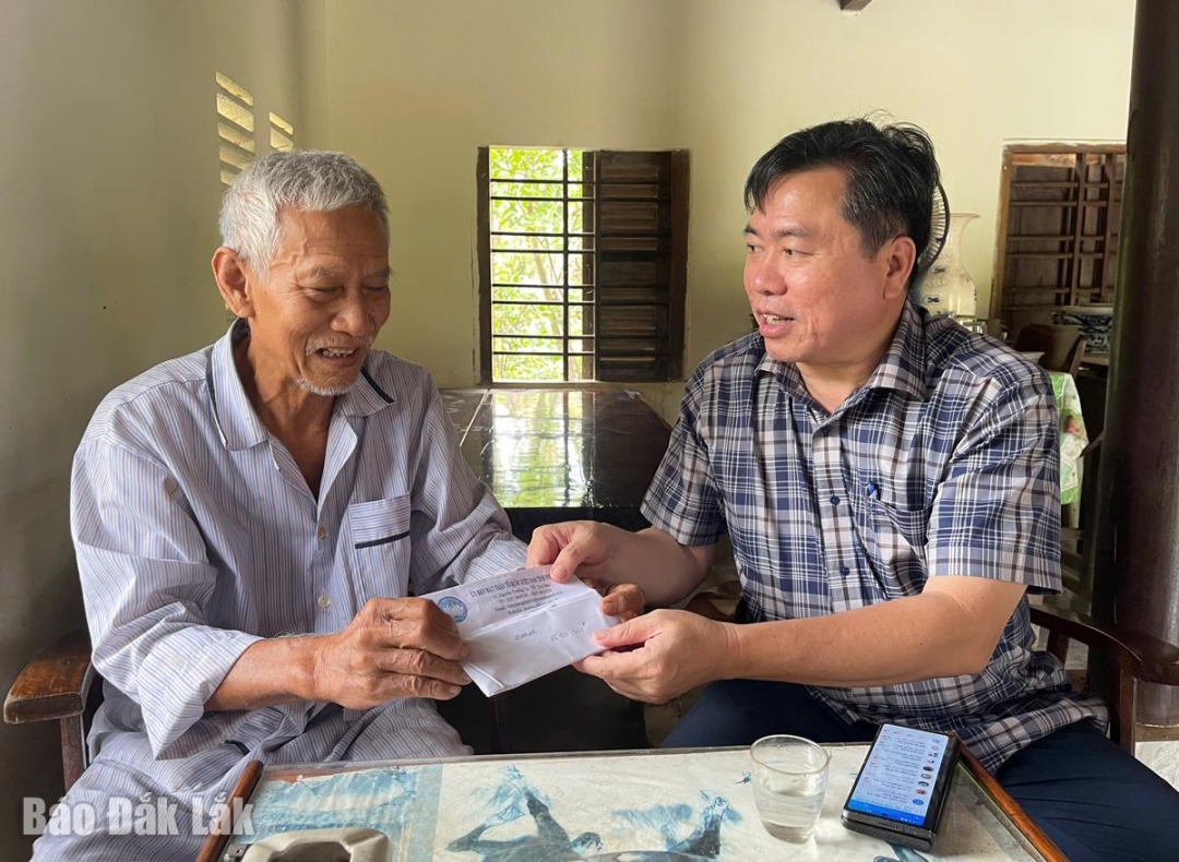 Đồng chí Trần Hữu Thế thăm hộ gia đình ở xã Tây Hòa.