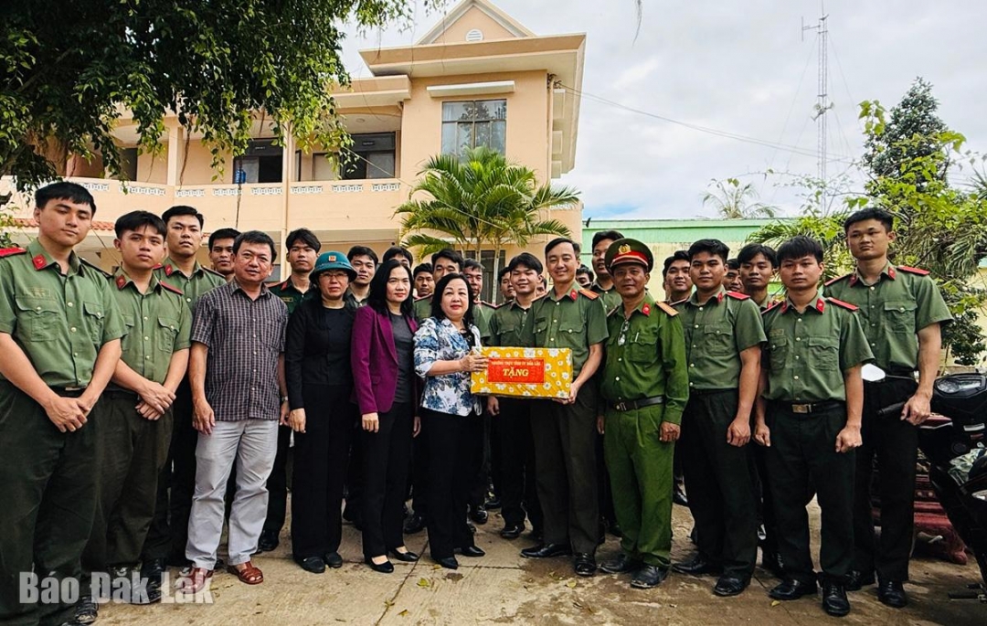 Đồng chí Cao Thị Hòa An, Phó Bí thư Thường trực Tỉnh ủy, Chủ tịch HĐND tỉnh thăm, động viên lãnh đạo địa phương và lực lượng công an đang làm nhiệm vụ khắc phục hậu quả mưa lũ tại xã Tuy An Tây.