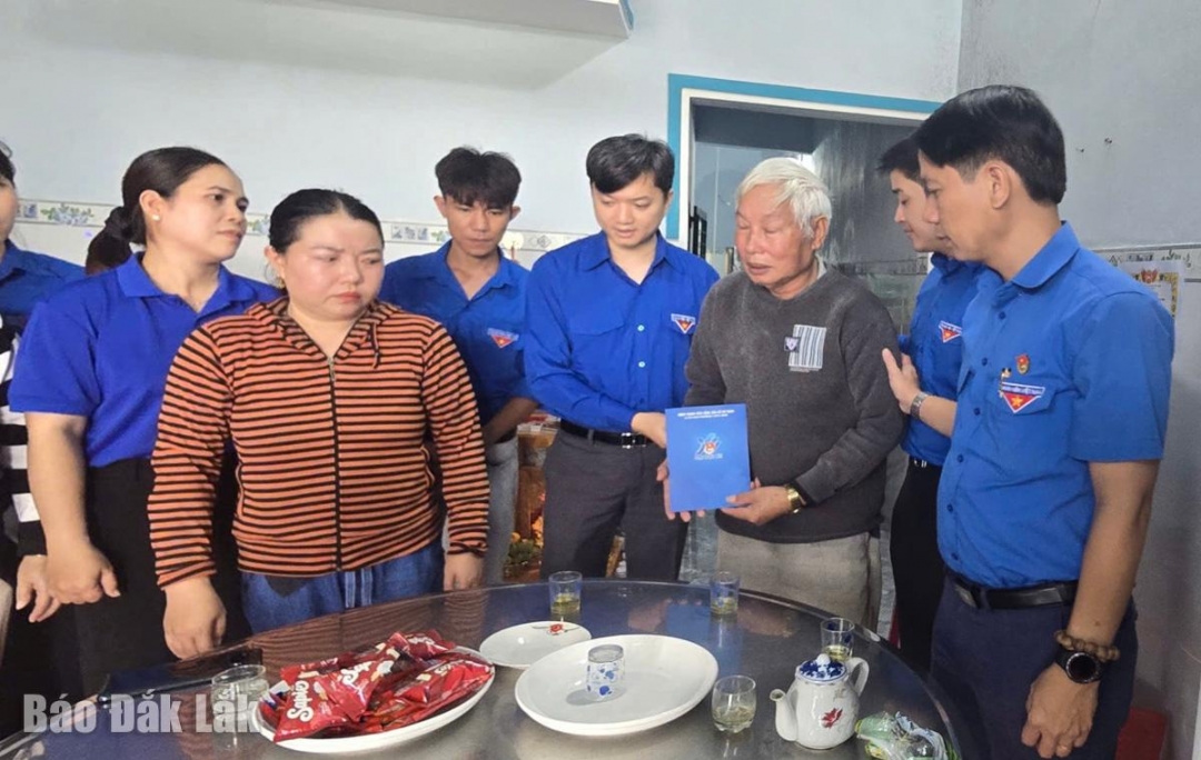 Đoàn đến thăm, tặng quà cho người thân của chị Võ Thị Út.