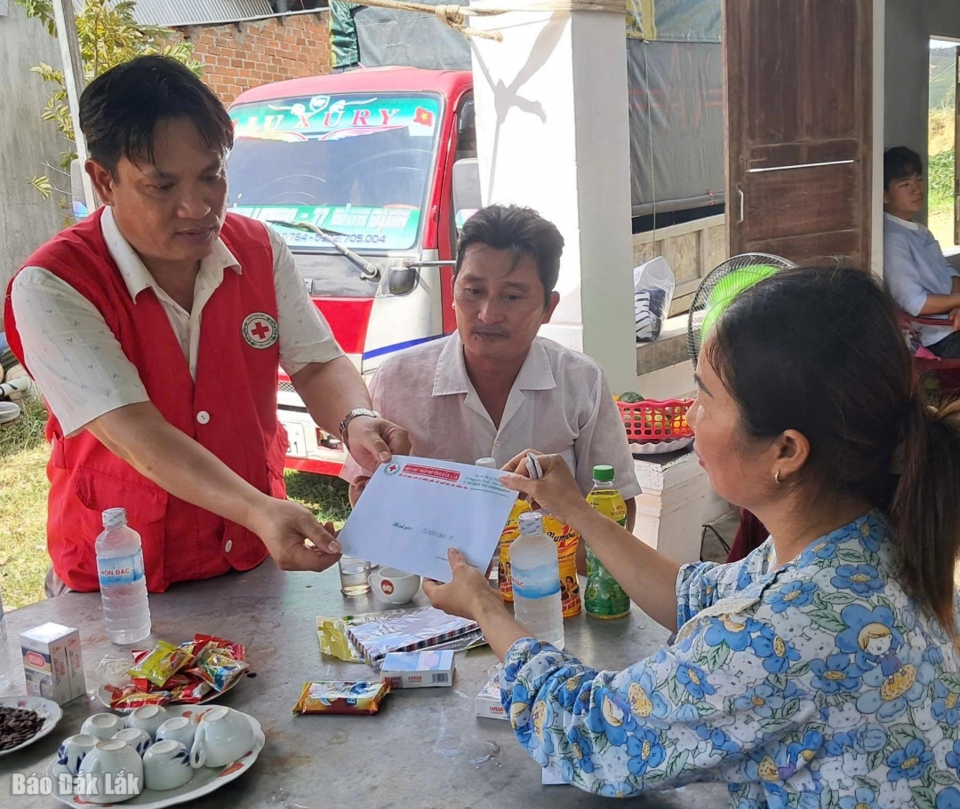 Phó Chủ tịch thường trực Hội Chữ thập đỏ tỉnh thăm hỏi gia đình nạn nhân Nguyễn Quang Thắng