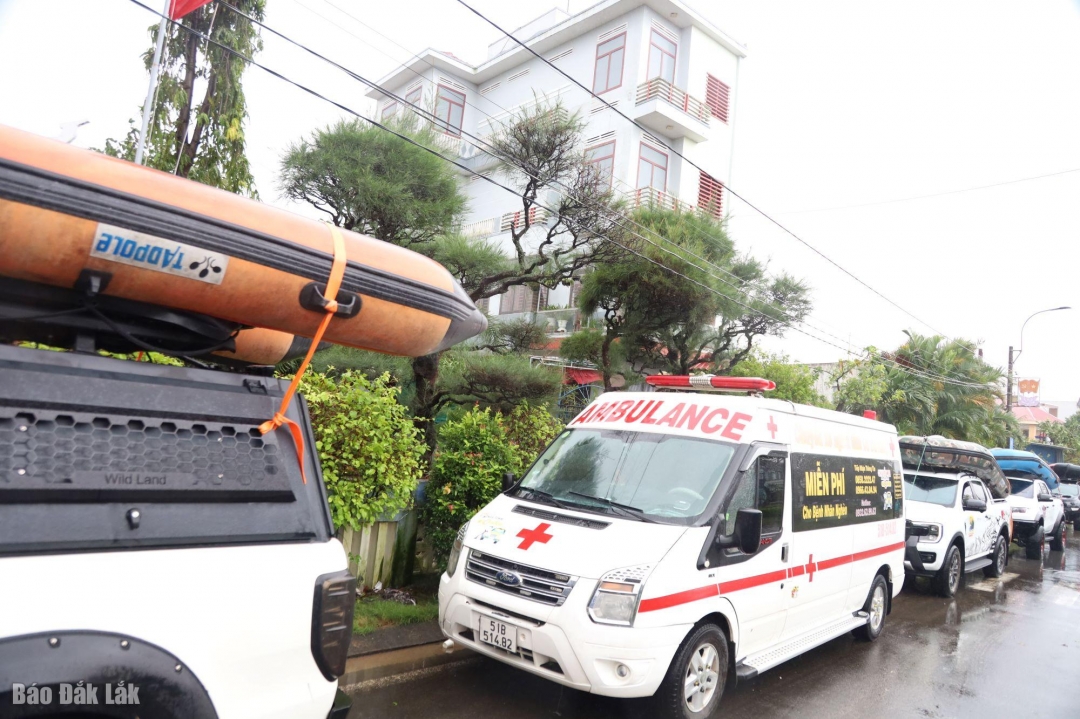 Những chuyến xe cứu trợ nối nhau trên đường đến xã Hòa Thịnh.