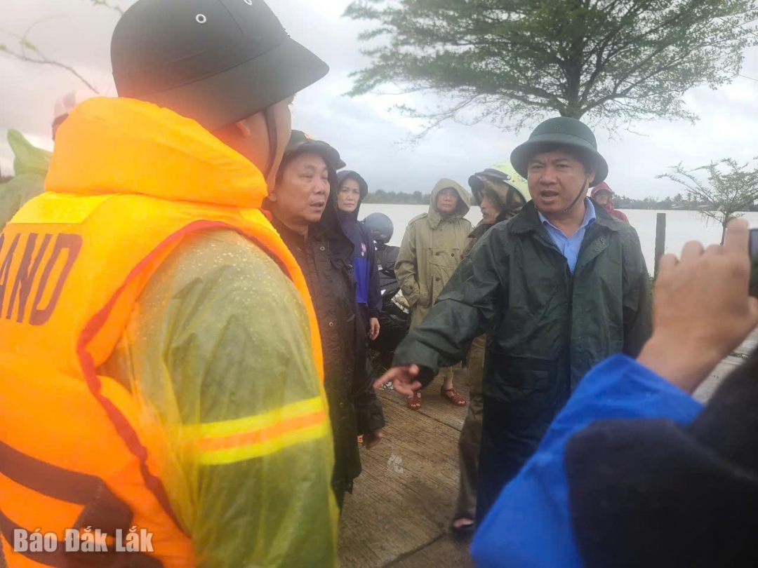 Bí thư Tỉnh ủy Lương Nguyễn Minh Triết trực tiếp chỉ đạo công tác ứng cứu khẩn cấp người dân vùng cô lập.