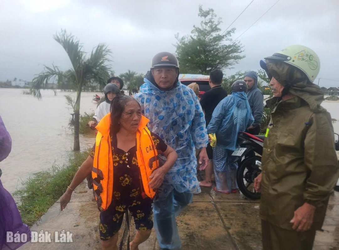 Các lực lượng cứu hộ đưa người dân ra khỏi vùng ngập lụt.