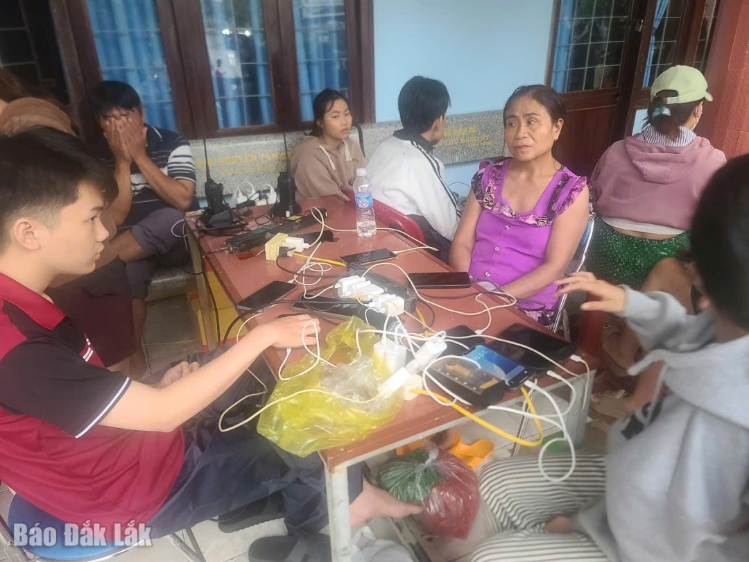 Người dân vào tránh lũ, sạc điện thoại, đèn pin tại Trụ sở UBND xã Hòa Thịnh.